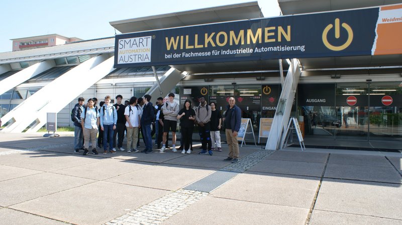 Exkursionsgruppe am Messegelände in Linz